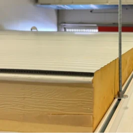 Installation d'un panneau suspendu à un profilé T porteur en acier galvanisé pour la création d'un plafond modulaire par ISOSELL