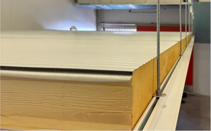 Installation d'un panneau suspendu à un profilé T porteur en acier galvanisé pour la création d'un plafond modulaire par ISOSELL