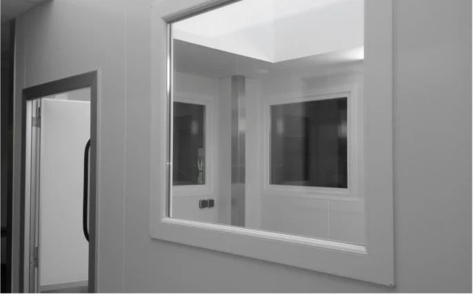 Châssis vitrés distribué par ISOSELL installés dans un environnement industriel exigeant – visibilité et isolation thermique