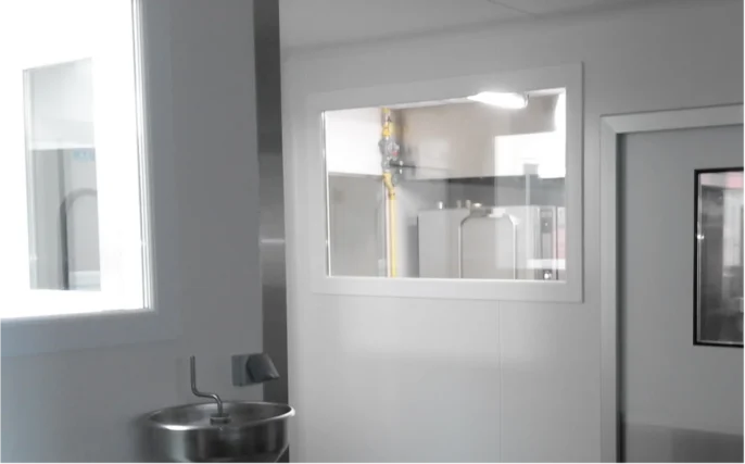 Châssis vitrés distribué par ISOSELL offrant une séparation visuelle et une isolation optimale dans un espace réfrigéré