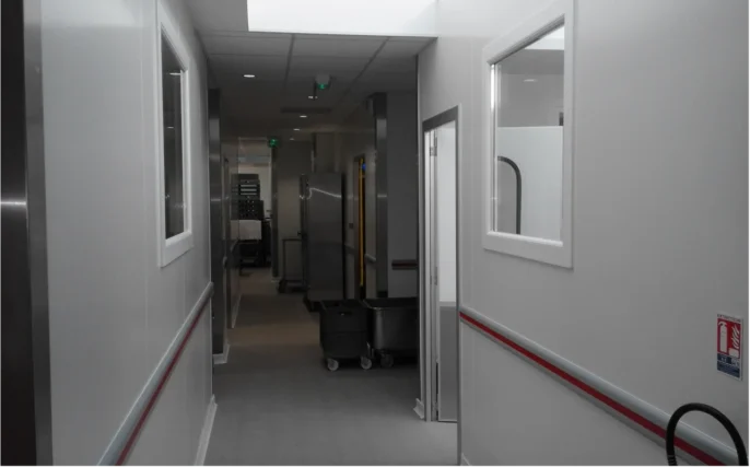 Châssis vitrés distribués par ISOSELL montés sur panneaux sandwich isothermes pour chambres froides et laboratoires