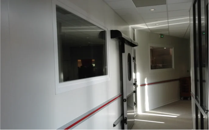 Châssis vitrés distribués par ISOSELL conçu pour une installation sur cloisons isothermes – solution hygiénique et performante