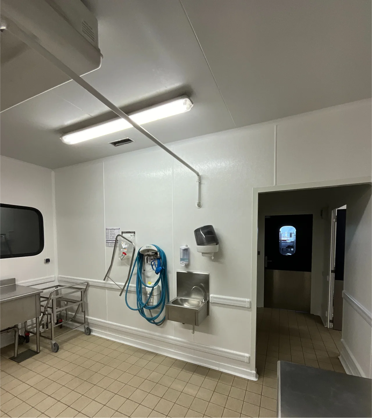 Plaque fibrée gaufrée, mise en place en cuisine professionnelle, distribuées par ISOSELL