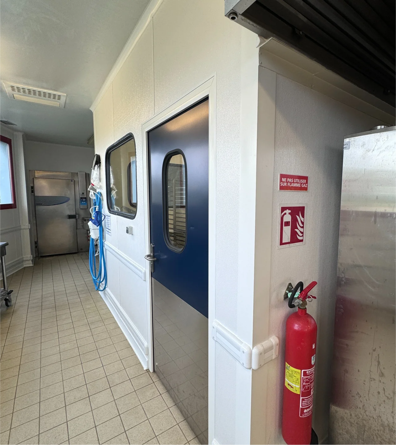 Revêtement mural gaufré en cuisine professionnelle faisant le contour d'une porte. Distribution ISOSELL