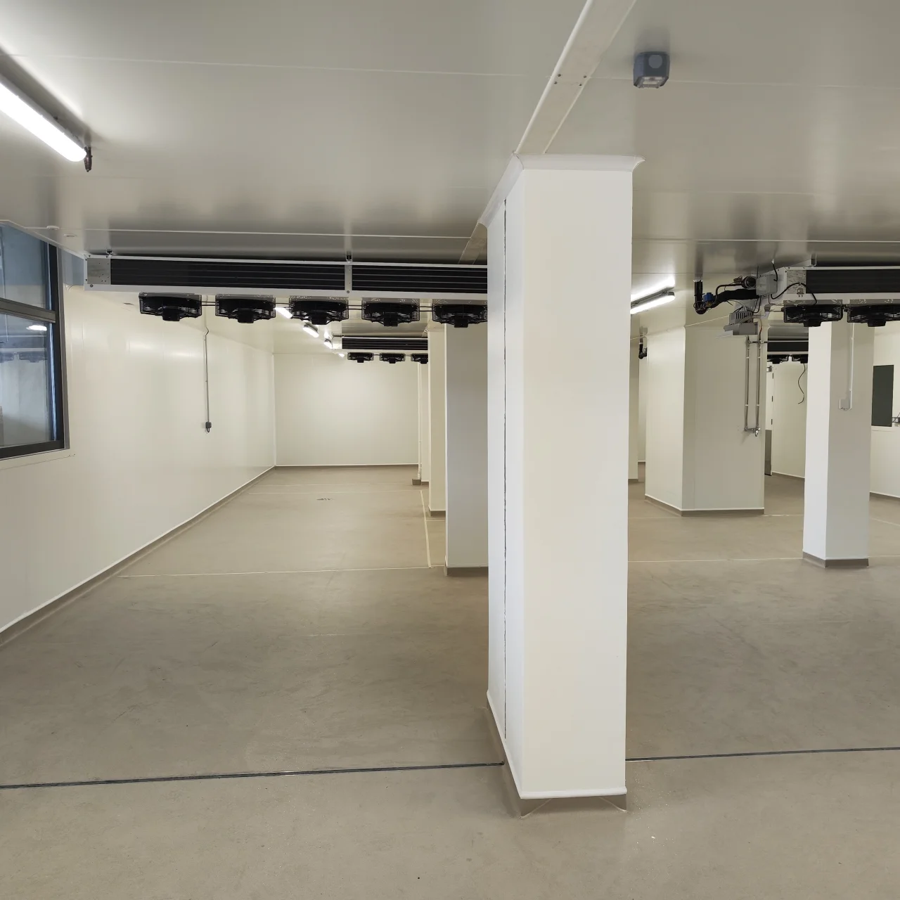 Chambre froide industrielle neuve équipée de panneaux sandwich pour isolation thermique optimale à haute performance énergétique - ISOSELL