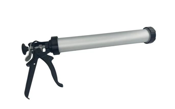 Photo du pistolet pour colle et silicone de 600ml ISOSELL en vue de profil, mettant en avant sa construction en aluminium et sa poignée ergonomique.