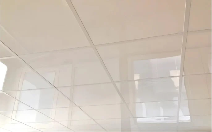 Dalles de faux plafond lavables Hygipanel, distribuées par ISOSELL, installée dans une cuisine professionnelle, avec surface lisse et non poreuse, résistante à l’humidité et aux produits chimiques, lavable en machine jusqu’à 50°C, imputrescible, conforme aux normes HACCP, ISO et AFSCA. Solution idéale pour environnements sensibles : cuisine collective, santé, laboratoire, collectivités.
