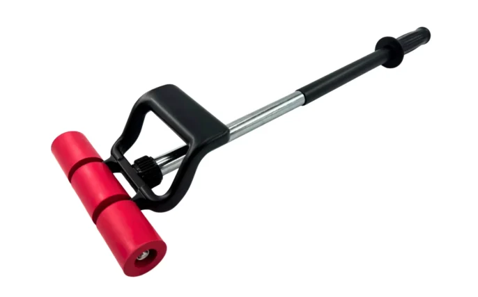 Maroufleur professionnel ISOSELL avec rouleau rouge et manche ergonomique, conçu pour la pose de plaques fibrées lisses.
