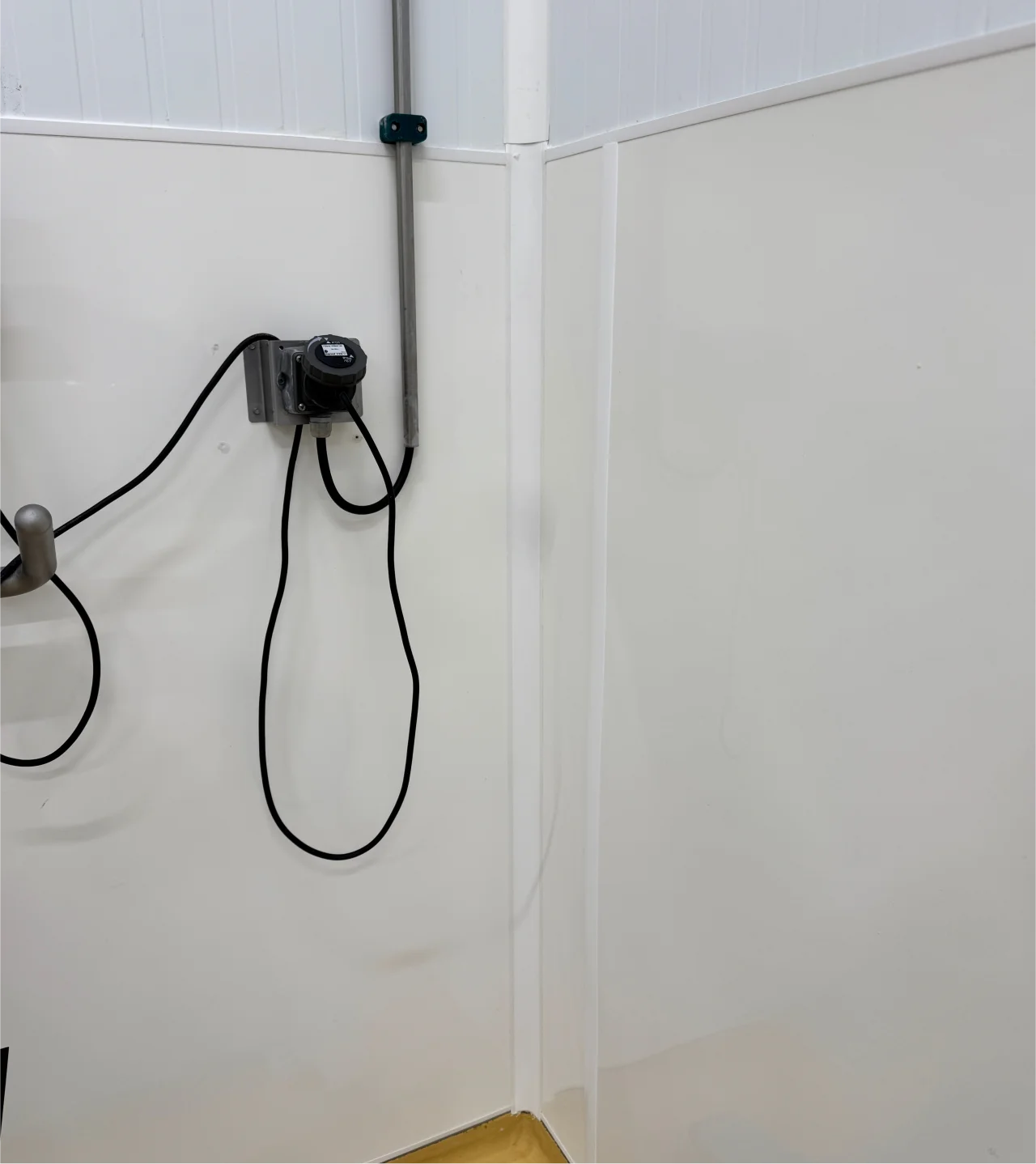 Plaques hygiéniques en polyester renforcé avec finition gelcoat, assurant une protection murale conforme aux normes HACCP.