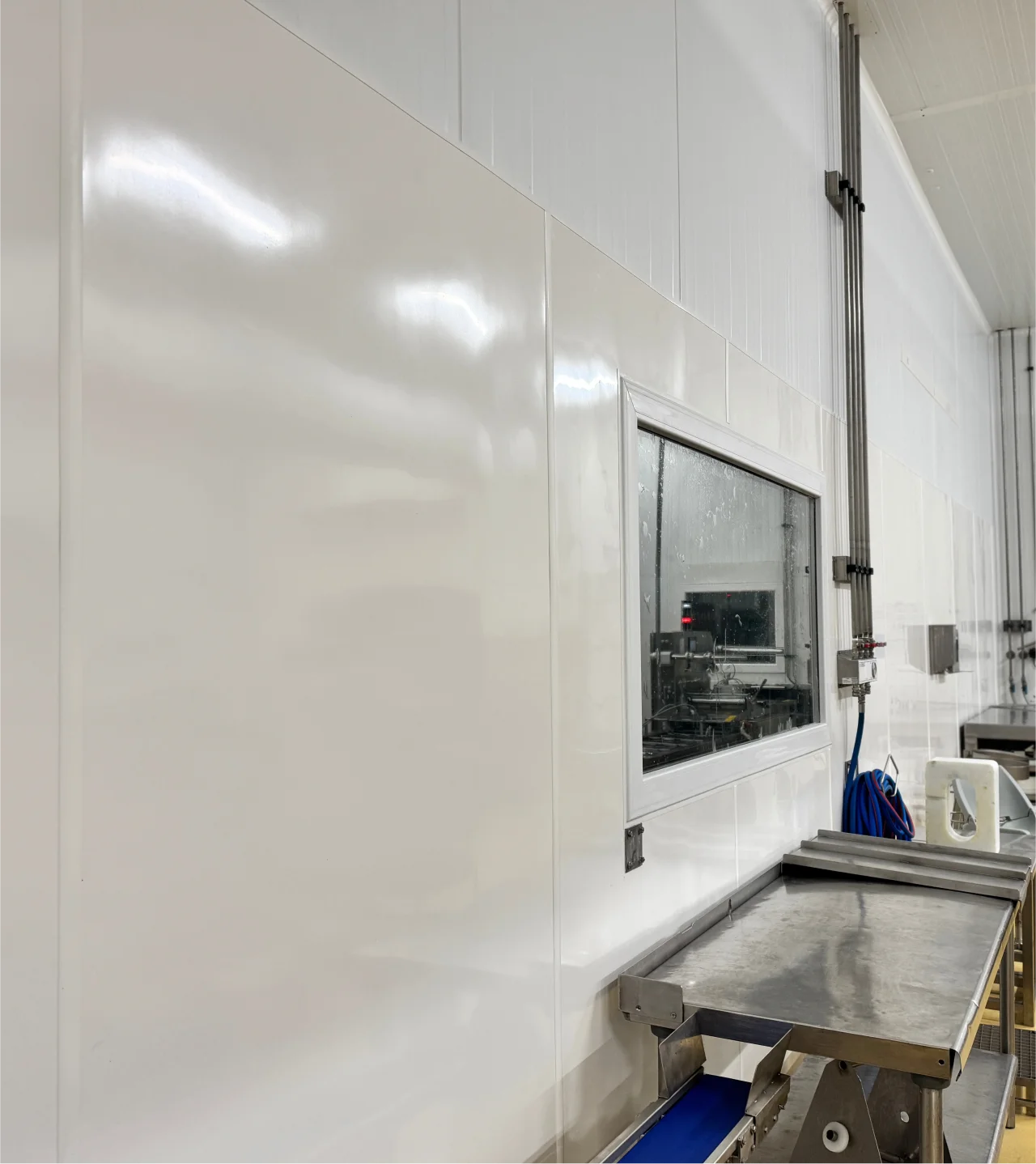 Revêtement mural en plaques fibrées lisses ISOSELL dans une usine agroalimentaire, surface lavable et conforme HACCP.