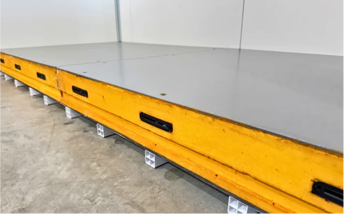 Vue rapprochée du système de verrouillage à clé sur un panneau de sol isolant pour chambre froide négative posé sur des chevrons PVC - ISOSELL.