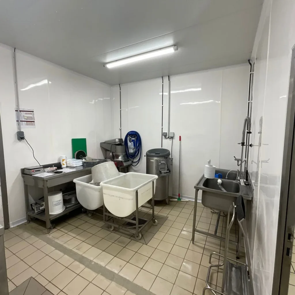 Plaques fibrées lisses PRV – mur de cuisine professionnelle conforme Paquet Hygiène (surface lisse, gelcoat, nettoyage haute fréquence).