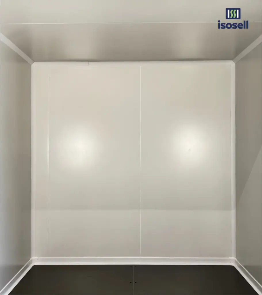 Installation de panneaux sandwich et finitions intérieures pour chambre froide agricole distribués par ISOSELL pour le Sommet de l’Élevage 2025