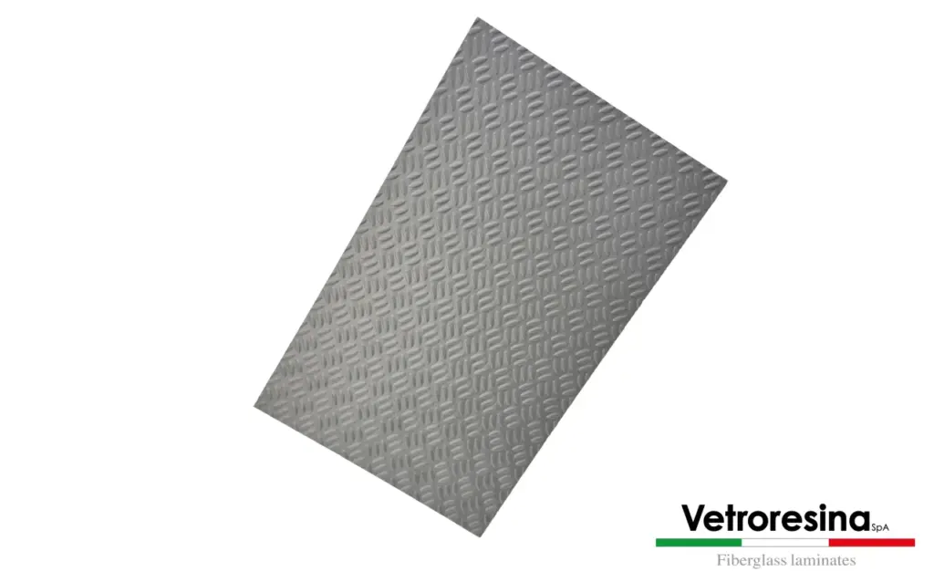 Plaque peau polyester antidérapante distribuée par ISOSELL, surface gelcoat PRV/GRP