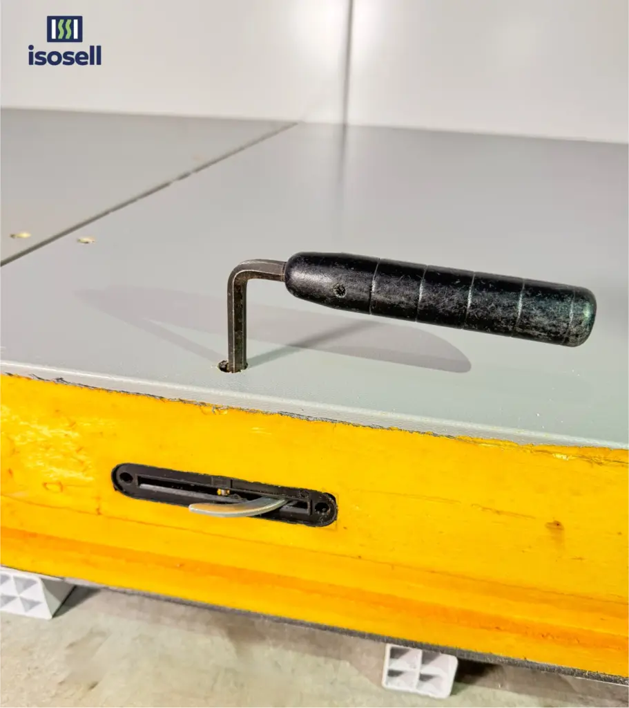 Assemblage de panneaux de sol pour chambre froide avec clé excentrique ISOSELL