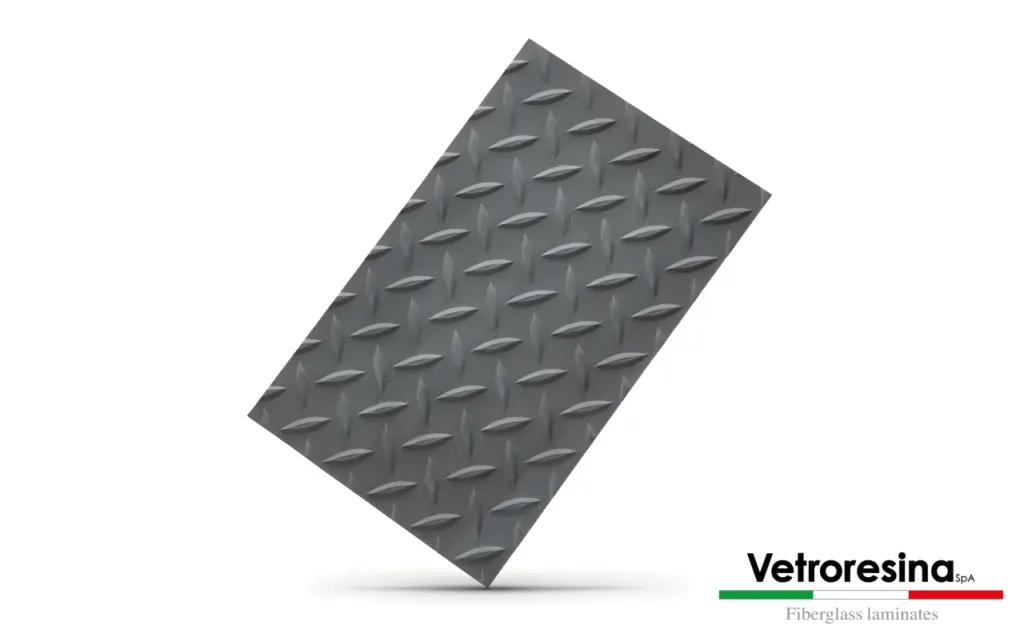 Plaque de sol antidérapante industrielle distribuée par ISOSELL en polyester renforcé de fibre de verre, surface diamant antiglisse pour sols d’ateliers et zones logistiques.