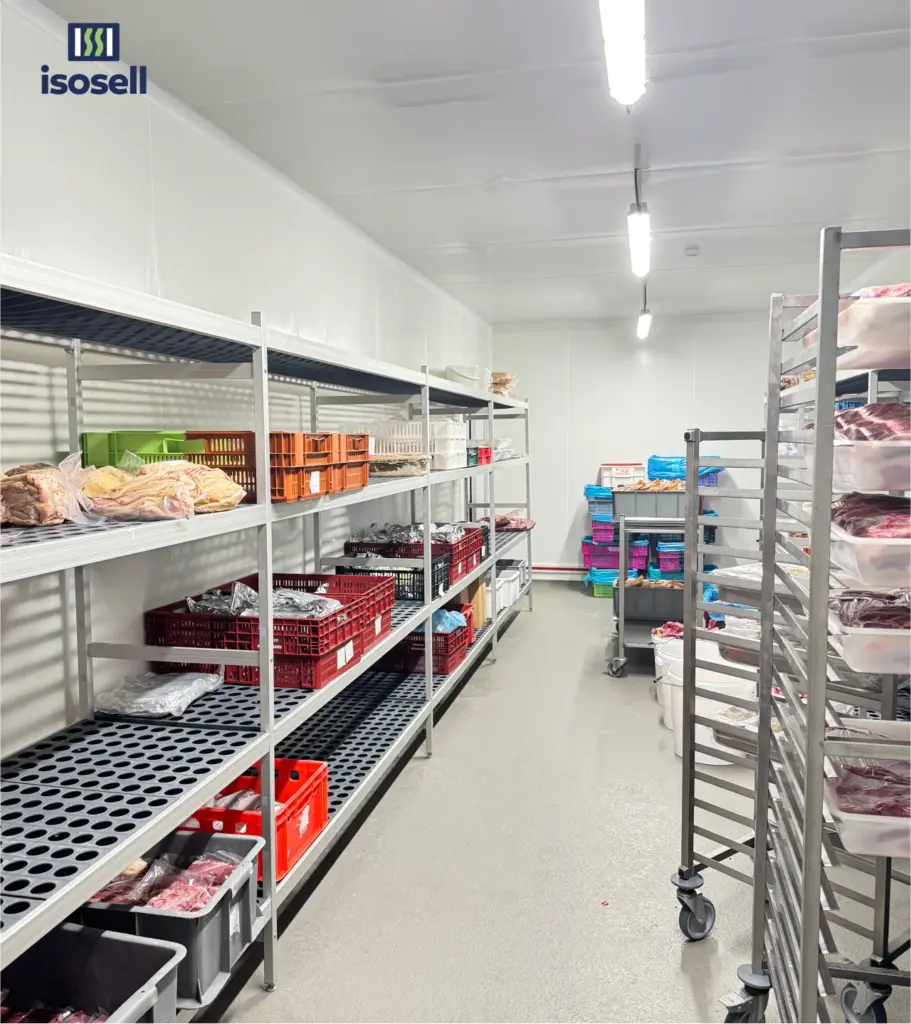 Chambre froide alimentaire réalisée en panneaux sandwich isothermes Dagard avec rayonnages inox distribués par ISOSELL