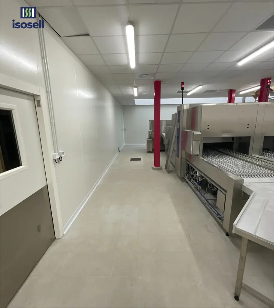 Couloir alimentaire construit en panneaux sandwich isothermes fournit par ISOSELL pour zones de préparation professionnelle