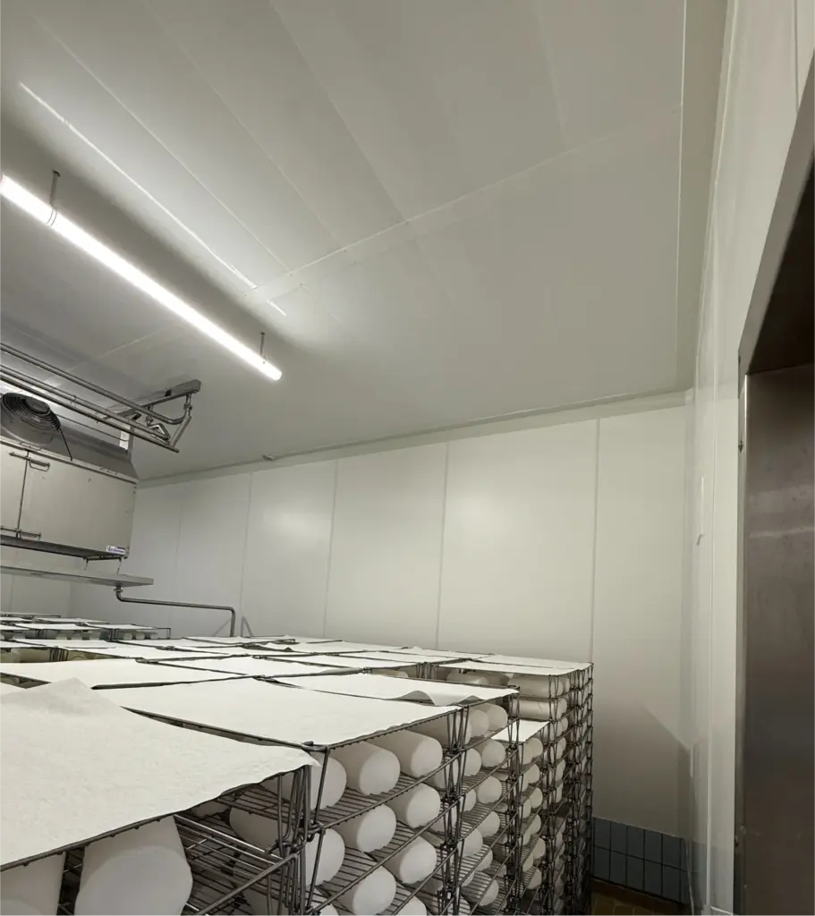 Lambris PVC imputrescible pour plafonds de locaux alimentaires et chambres froides : fromagerie industrielle ISOSELL