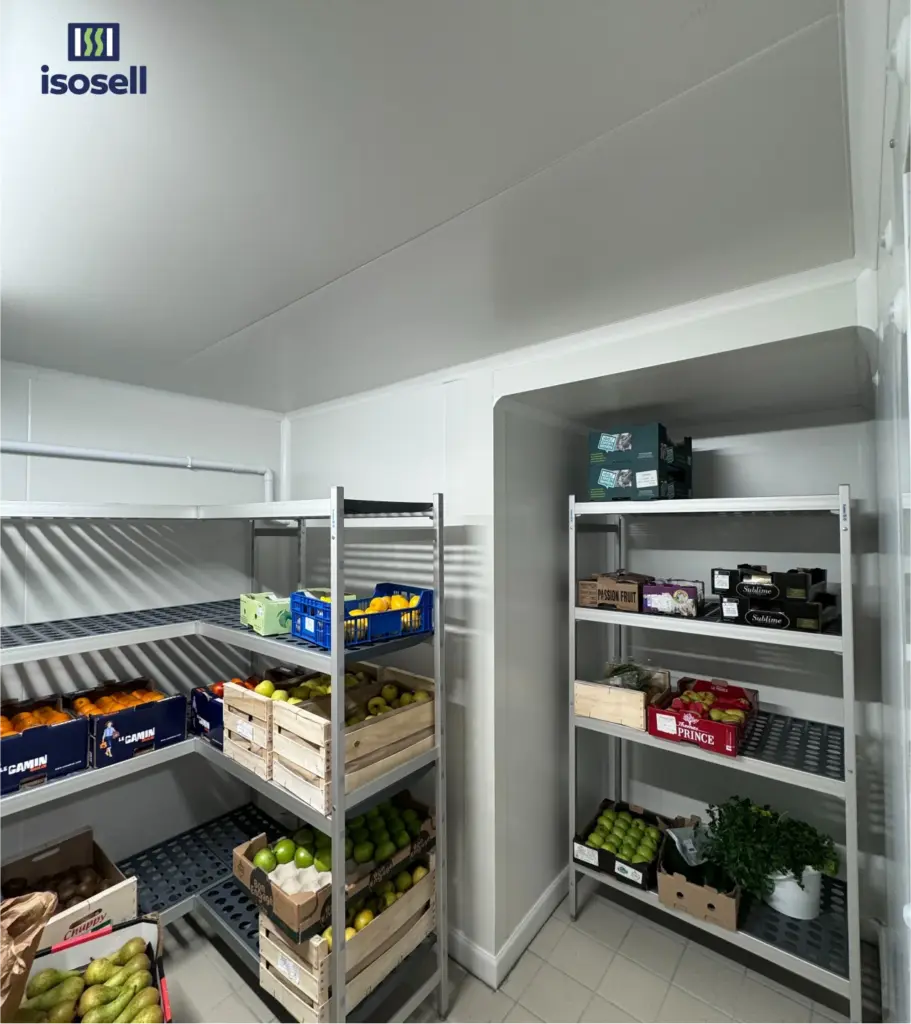 Local réfrigéré équipé en panneaux sandwich isothermes alimentaires distribués par ISOSELL avec étagères de conservation