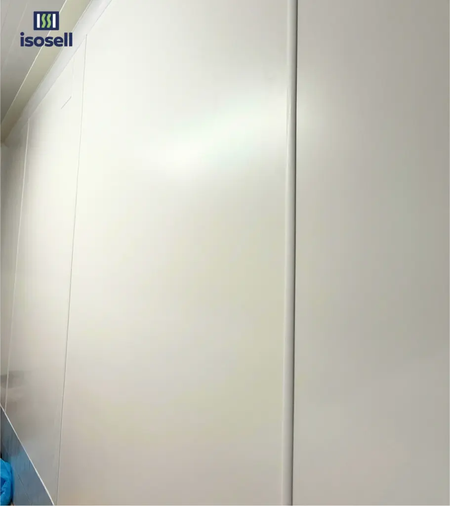 ISOSELL – Rénovation de chambre froide avec plaques Vetroresina – revêtement mural hygiénique pour isoleurs et environnements frigorifiques