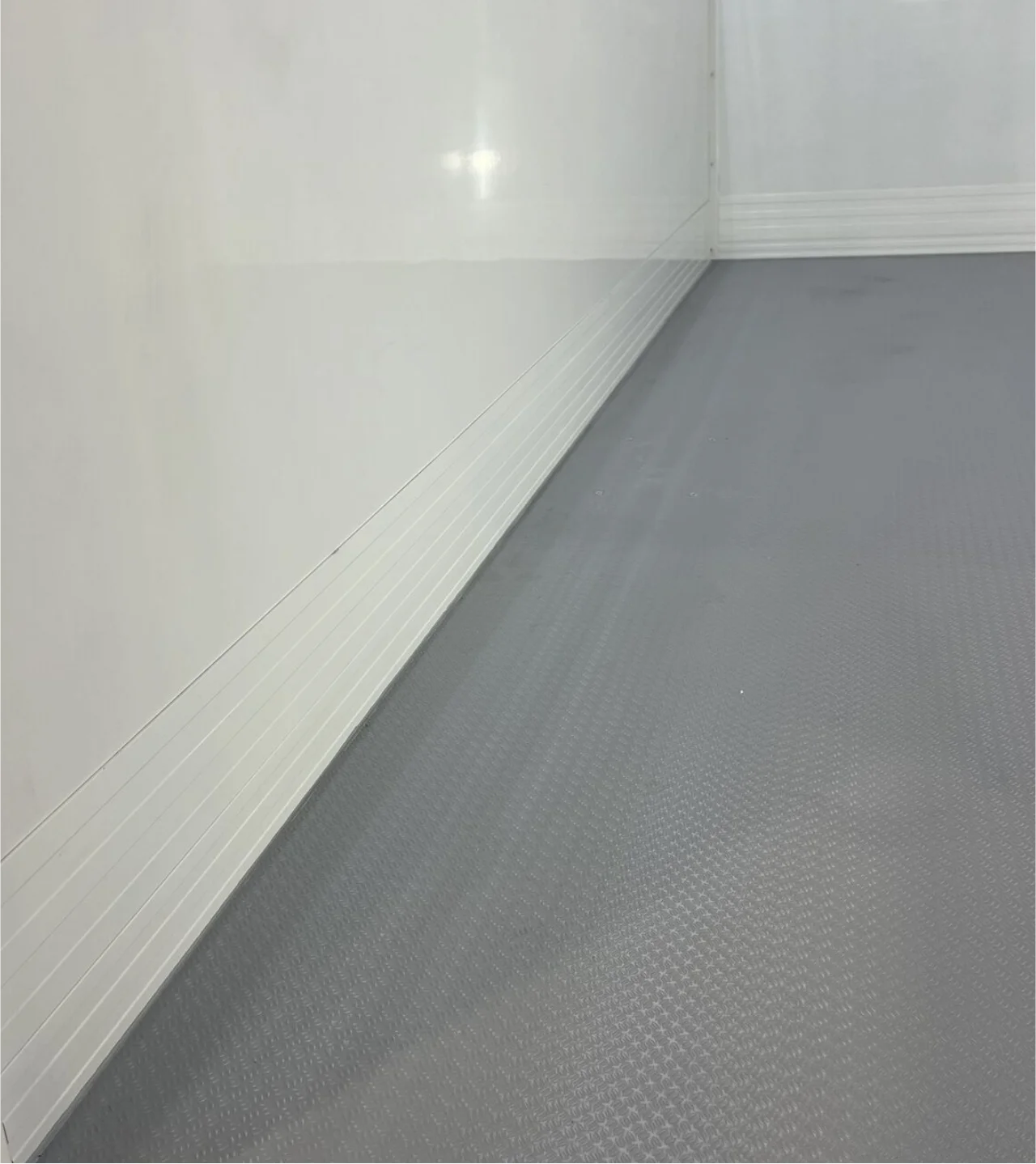 Sol antidérapant V-STREME Vetroresina installé dans un local professionnel distribué par ISOSELL