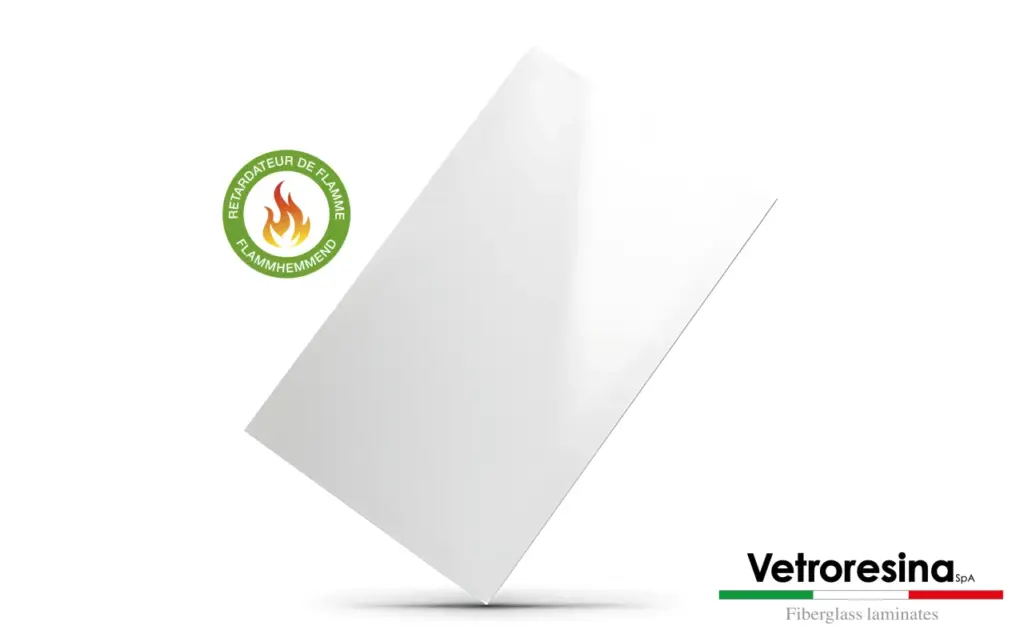 Plaque fibrée lisse en peau polyester et fibre de verre avec finirtion gelcoat et classement feu B-s1-d0 Vetroresina distribuée par ISOSELL pour les environnements exigeants conforme méthode HACCP