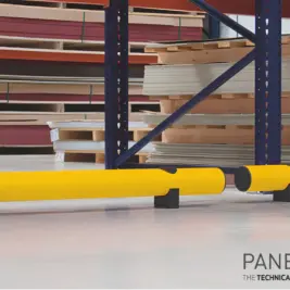 Balise alt : Barrière de protection industrielle PTH 110 Panelchok distribuée par ISOSELL pour protéger les murs, racks, objets et zones exposées aux chocs de transpalettes