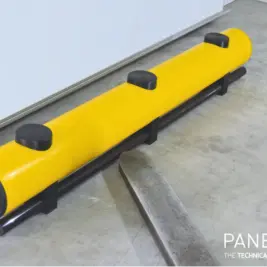 Barrière de protection industrielle renforcée PTH 170 Panelchok distribuée par ISOSELL pour protéger les murs, racks, machines et zones exposées aux chariots