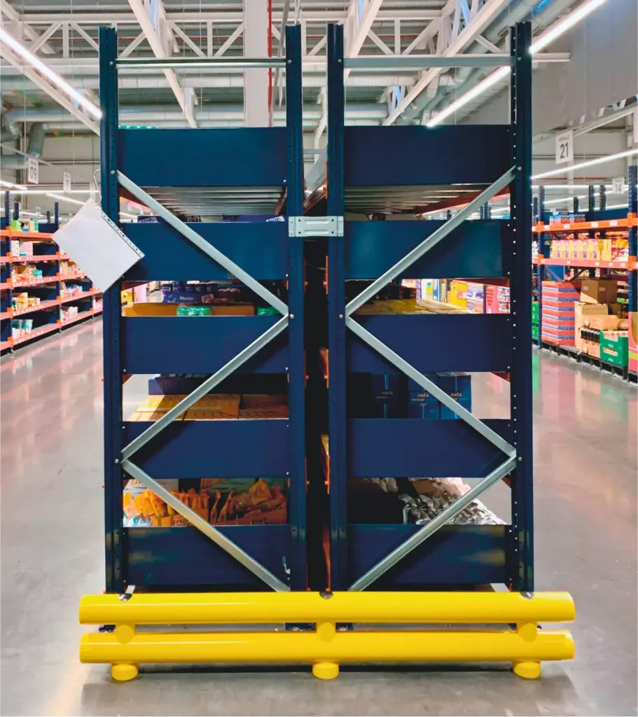 Barrière jaune de protection industrielle Panelchok distribuée par ISOSELL pour sécuriser les racks et zones de stockage exposées aux chocs