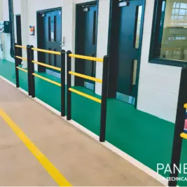 Barrière piétonne industrielle PCK 100 Panelchok distribuée par ISOSELL pour créer un cheminement piéton sécurisé en environnement professionnel