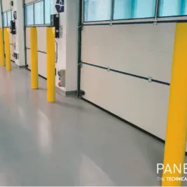 Borne haute de protection antichoc PTH Panelchok distribuée par ISOSELL pour sécuriser les accès, portes industrielles, chambres froides et zones de circulation