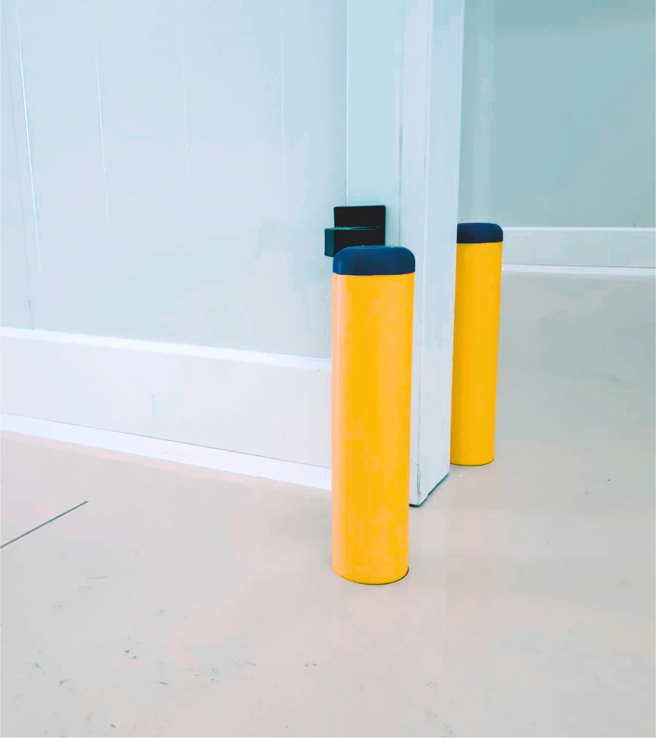 Bornes de protection industrielle antichoc Panelchok distribuées par ISOSELL pour protéger les angles, murs et panneaux en environnement sensible