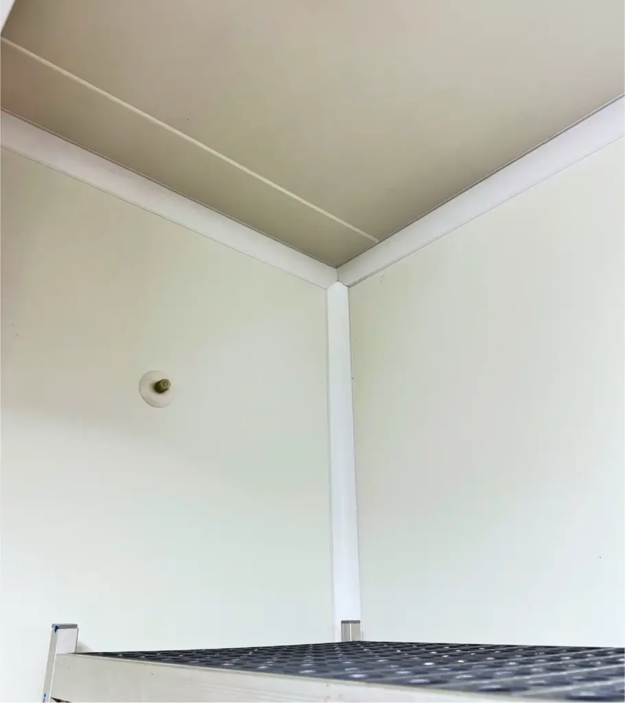 Congés d’angle posés en chambre froide pour faciliter le nettoyage des angles et améliorer les finitions avec ISOSELL