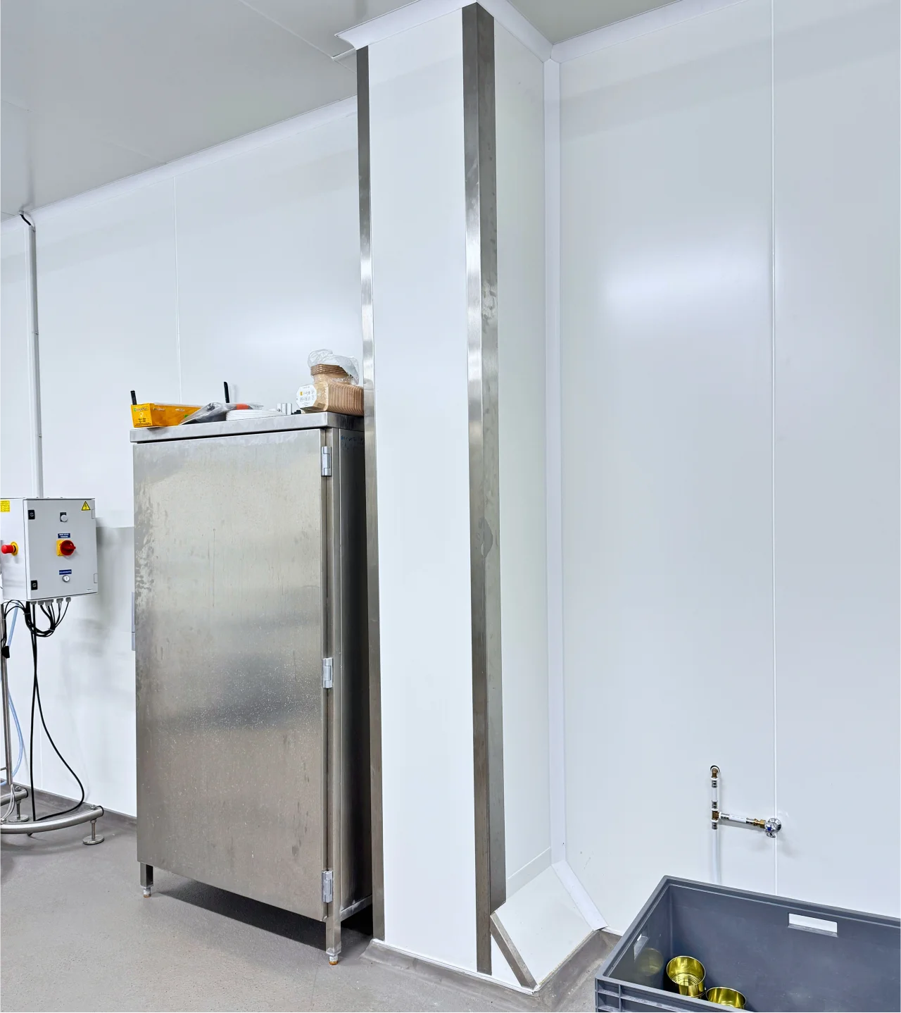 Cornières inox et congés d’angle distribués par ISOSELL pour finitions hygiéniques en local frigorifique professionnel