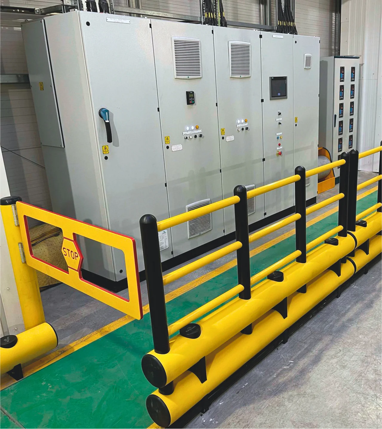 Garde-corps industriel antichoc Panelchok distribué par ISOSELL pour protéger les équipements techniques et sécuriser les zones de circulation
