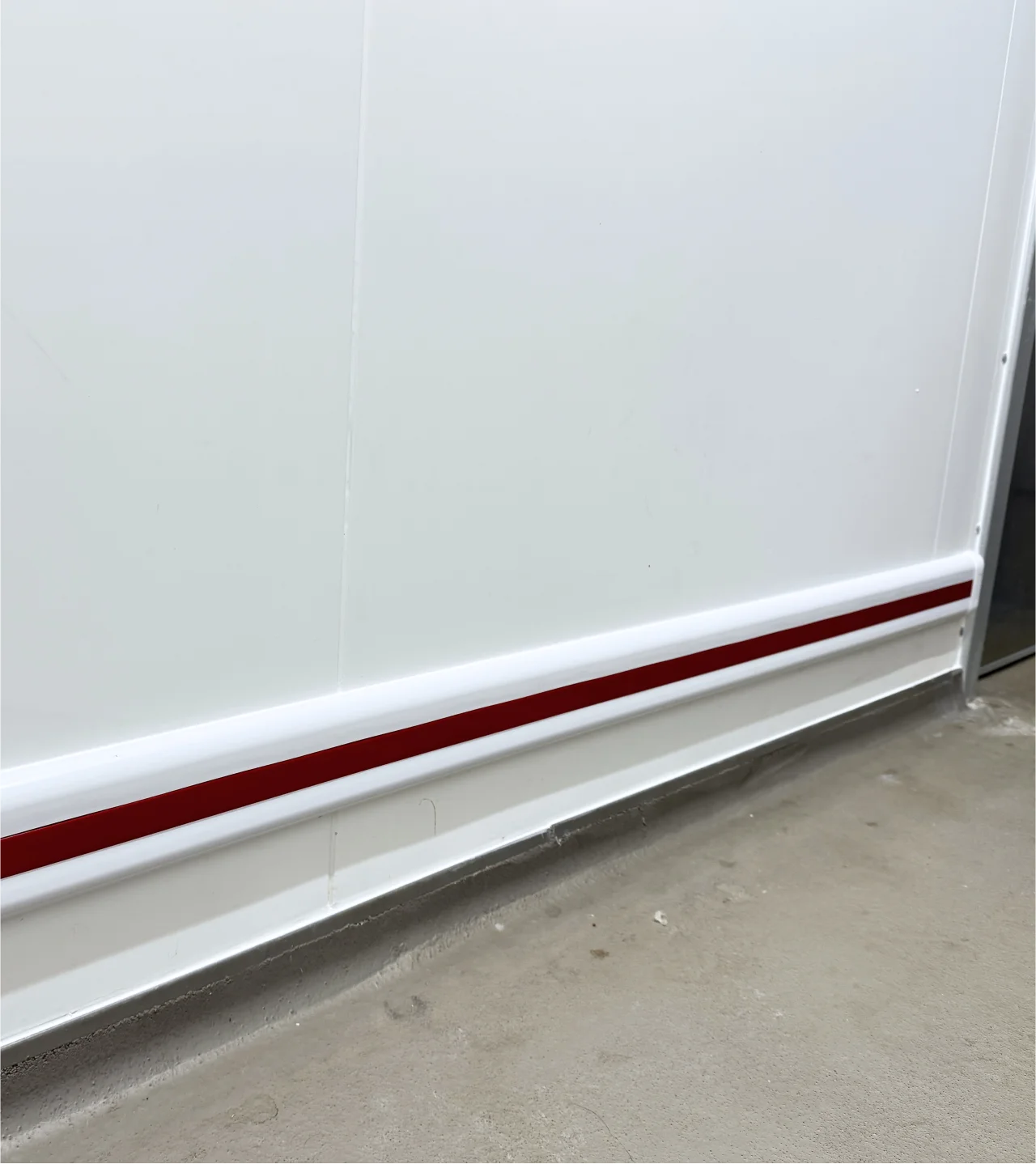 Protection basse posée sur panneau isotherme pour limiter les chocs et préserver les zones exposées en local technique ISOSELL