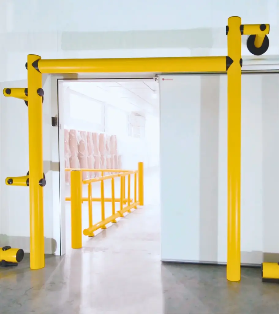 Protection jaune industrielle Panelchok installée autour d’un accès de chambre froide pour limiter les chocs sur les portes et panneaux ISOSELL