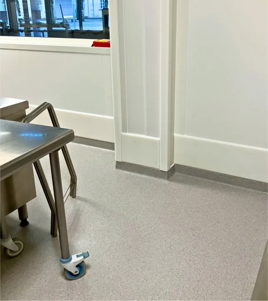 Lisse de protection en PEHD distribuée par ISOSELL pour protéger les bas de murs et panneaux en environnement professionnel