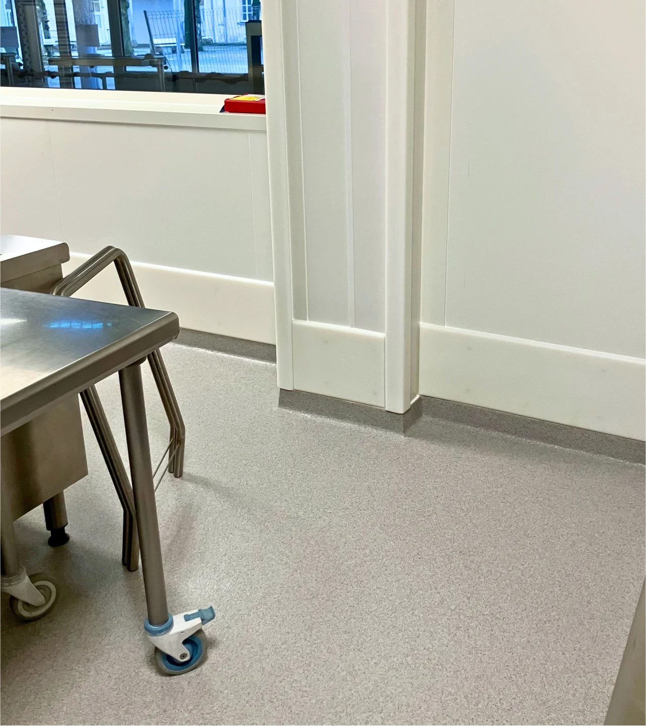 Lisse de protection en PEHD distribuée par ISOSELL pour protéger les bas de murs et panneaux en environnement professionnel