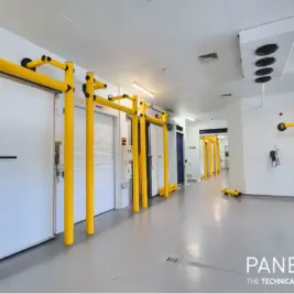 Protection de porte industrielle Panelchok distribuée par ISOSELL pour protéger les accès, portes isothermes et zones de passage exposées