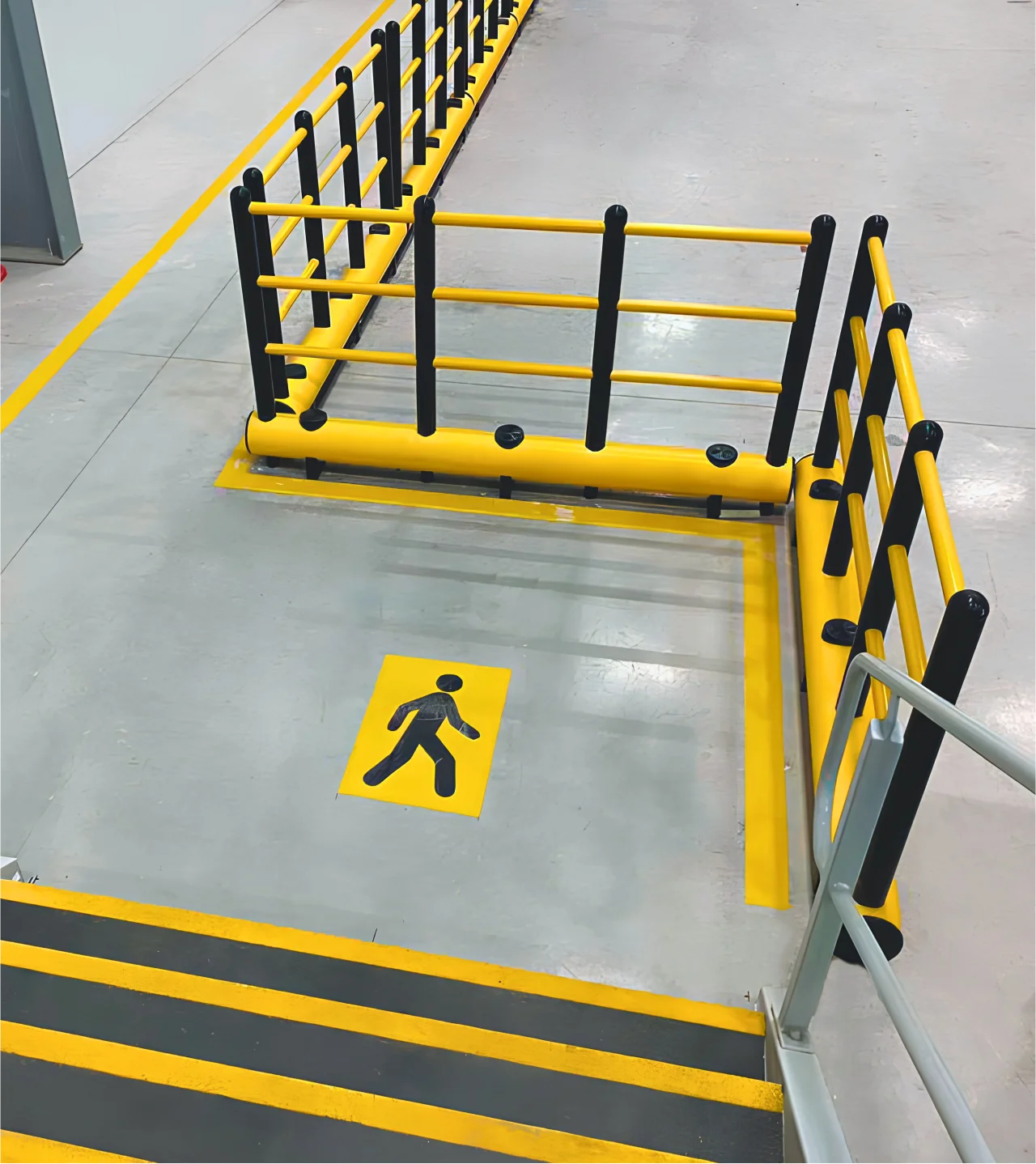 Barrières de protection jaunes Panelchok pour séparation des flux piétons et engins en environnement industriel distribué par ISOSELL