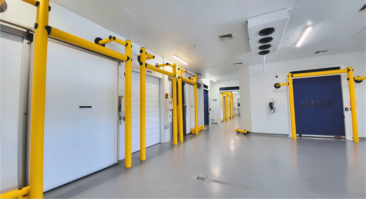 Protections industrielles antichoc Panelchok autour de portes isothermes et zones frigorifiques distribuées par ISOSELL