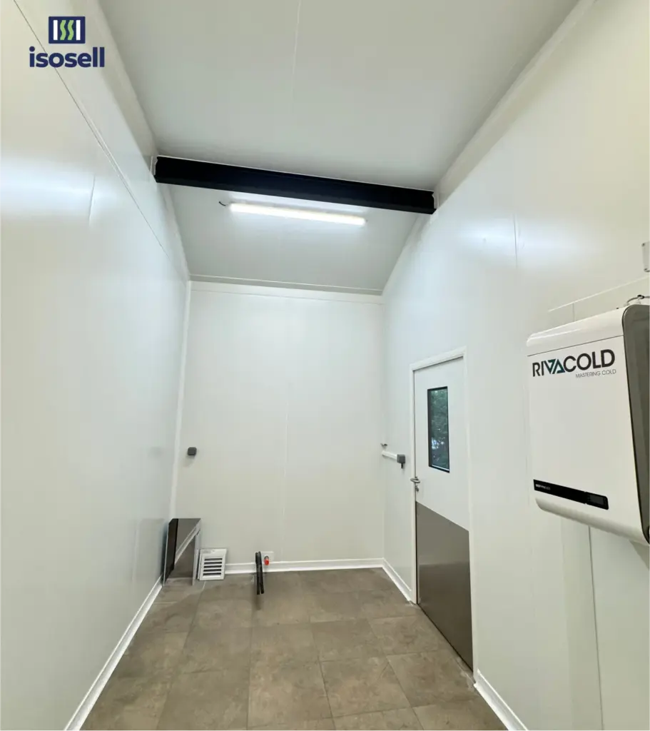 Chambre froide pour gibier intégrée dans un local chasse avec parois isothermes et espace lavable