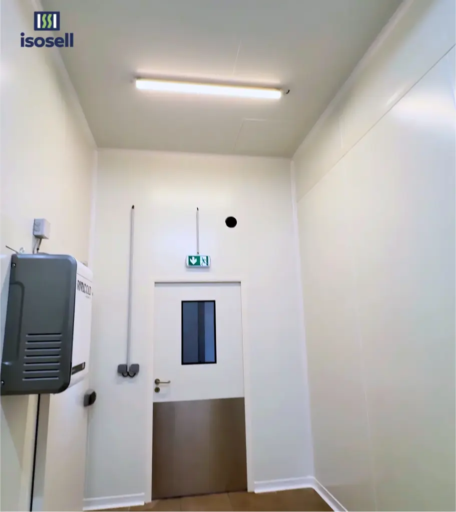Porte isotherme avec protection inox dans un local venaison adapté au stockage et à la préparation du gibier