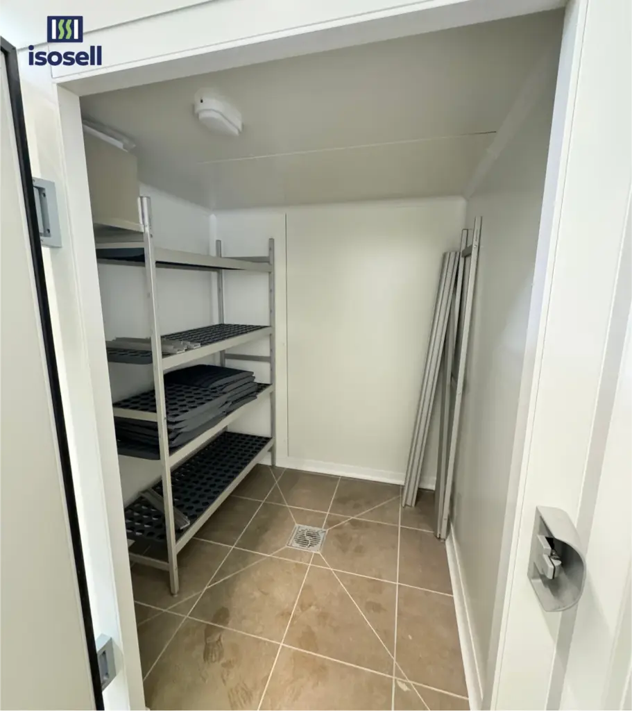 Rayonnage dans un local chasse pour organiser le stockage du gibier et du matériel en chambre froide